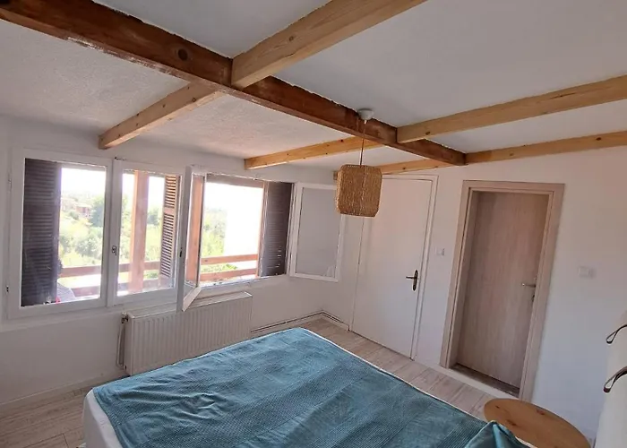 Lejlighed Elena - Renovated Gem With Stunning Sea Views *